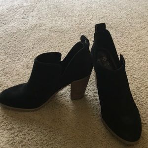 Vince Camuto booties - black suede